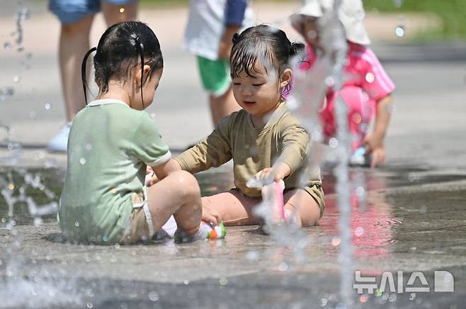 [광주=뉴시스] 이영주 기자 = 지난 2일 오전 광주 북구 신용근린공원 바닥분수에서 어린이들이 물놀이를 즐기고 있는 모습. 2025.07.02. leeyj2578@newsis.com 위 사진은 기사와 직접적인 관련이 없음