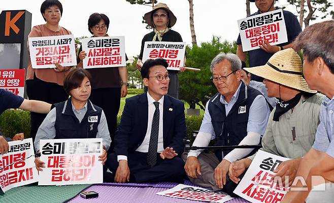 [서울=뉴시스] 배훈식 기자 = 김민석 신임 국무총리가 4일 서울 용산구 전쟁기념관 앞에서 송미령 농림축산식품부 장관의 유임에 반대하며 농성 중인 농민단체를 만나 면담을 하고 있다. (공동취재) 2025.07.04. photo@newsis.com