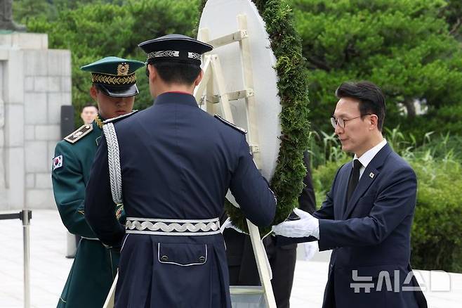[서울=뉴시스] 배훈식 기자 = 김민석 국무총리가 4일 오후 서울 동작구 국립서울현충원을 찾아 헌화하고 있다. (공동취재) 2025.07.04. photo@newsis.com