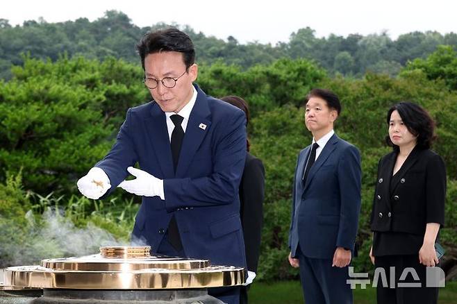 [서울=뉴시스] 배훈식 기자 = 김민석 국무총리가 4일 오후 서울 동작구 국립서울현충원 찾아 분향하고 있다. (공동취재) 2025.07.04. photo@newsis.com