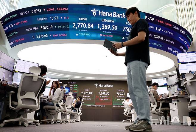[서울=뉴시스] 김진아 기자 = 이재명 대통령의 증시 부양 기대감에 증권주가 일제히 강세를 보이고 있는  4일 서울 중구 하나은행 딜링룸에서 딜러들이 업무를 보고 있다. 코스피는 전 거래일(2698.97)보다 71.87포인트(2.66%) 급등한 2770.84에, 코스닥 지수는 전 거래일(740.29)보다 9.92포인트(1.34%) 오른 750.21에 거래를 종료했다. 서울 외환시장에서 원·달러 환율은 전 거래일(1373.1원)보다 3.6원 내린 1369.5원에 주간 거래를 마감했다. 2025.06.04. bluesoda@newsis.com