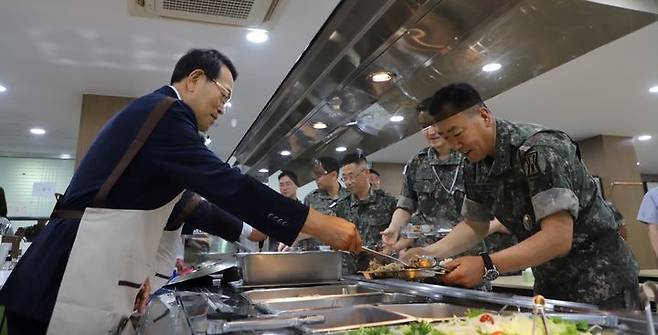 [세종=뉴시스]농협경제지주가 3일 고양축산농협과 함께 경기도 고양시 소재 육군 제1군수지원여단을 찾아 '축산물 데이(Day)' 위문행사를 개최했다. 급식 선호도를 반영해 총 180여명의 장병들에게 안심 찹스테이크, 소 갈비찜, 차돌박이 숙주볶음, 등심 샐러드, 얼큰 소고기국 등 9종의 메뉴로 구성된 특별급식을 제공했다. (사진=농협경제지주 제공) *재판매 및 DB 금지