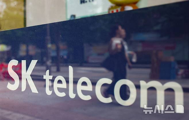 [서울=뉴시스] 황준선 기자 = 24일 서울 시내 한 SK텔레콤 대리점 모습.지난 4월 발생한 유심 해킹 사고로 과학기술정보통신부의 행정 지도를 받아 신규 가입자 영업을 중단한 SK텔레콤은 이날부터 영업을 전면 재개한다. 2025.06.24. hwang@newsis.com