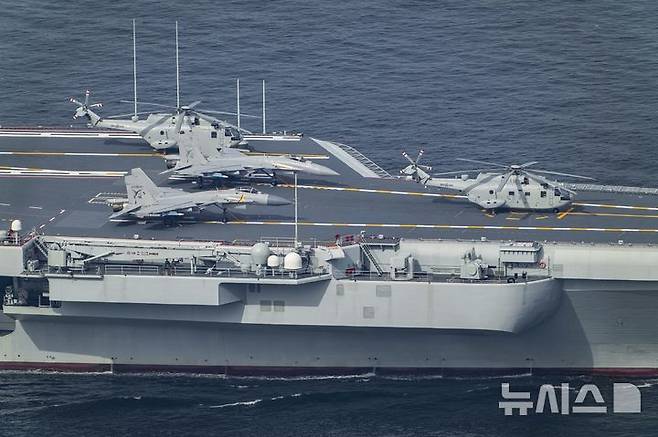 [홍콩=AP/뉴시스] 중국이 처음으로 자체 건조한 항공모함 '산둥함'이 3일(현지 시간) 홍콩에 기항한 가운데 선상에 전투기와 헬리콥터들이 배치돼 있다. 2025.07.04.