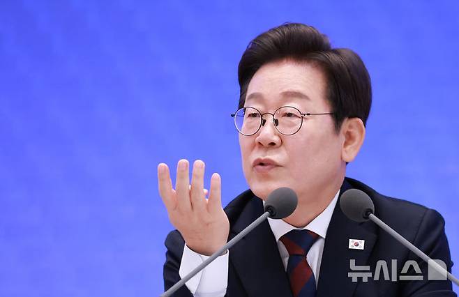 [서울=뉴시스] 고범준 기자 = 이재명 대통령이 3일 청와대 영빈관에서 열린 '대통령의 30일, 언론이 묻고 국민에게 답하다' 기자회견에서 출입기자들 질문에 답변하고 있다. (대통령실통신사진기자단) 2025.07.03. bjko@newsis.com