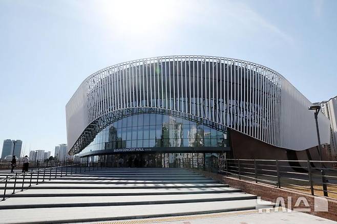 [부산=뉴시스] 하경민 기자 = 부산시 클래식부산은 17일 부산 최초의 클래식 전용 공연장인 '부산콘서트홀'과 개관 페스티벌 프로그램을 공개했다. 오는 6월20일 개관하는 부산콘서트홀은 지하 1층, 지상 3층 규모로 대공연장(2011석)과 소공연장(400석)을 보유하고 있다. 또 최적의 클래식 공연을 위한 다양한 설비는 물론, 비수도권 최초로 파이프오르간(파이프 수 4406개, 스탑 62개)이 설치됐다. 2025.02.17. yulnetphoto@newsis.com