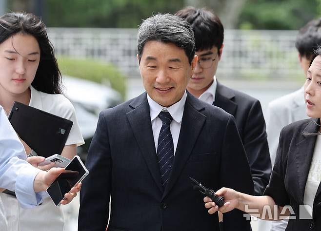 [서울=뉴시스] 김진아 기자 = 이주호 교육부 장관이 12·3 비상계엄 관련 내란 혐의를 수사 중인 특검에 조사를 받기 위해 4일 오후 서울 서초구 서울고등검찰청으로 출석하고 있다. 2025.07.04. bluesoda@newsis.com