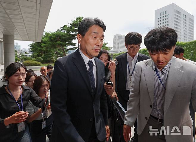 [서울=뉴시스] 김진아 기자 = 이주호 교육부 장관이 12·3 비상계엄 관련 내란 혐의를 수사 중인 특검에 조사를 받기 위해 4일 오후 서울 서초구 서울고등검찰청으로 출석하고 있다. 2025.07.04. bluesoda@newsis.com