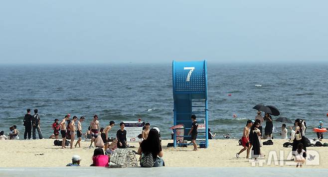 [부산=뉴시스] 하경민 기자 = 부산에 폭염경보가 발효 중인 4일 해운대해수욕장을 찾은 시민과 관광객들이 물놀이를 즐기고 있다. 2025.07.04. yulnetphoto@newsis.com