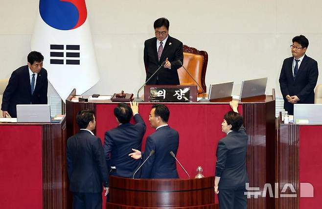 [서울=뉴시스] 조성봉 기자 = 송언석(아래 왼쪽 두번째) 국민의힘 비상대책위원장 겸 원내대표와 유상범 원내운영수석, 김은혜 원내정책수석이 4일 오후 서울 여의도 국회 본회의장에서 더불어민주당의 내부사정으로 본회의가 지연되는 것에 대해 우원식 국회의장에게 항의를 하고 있다. 이에 문진석(아래 왼쪽) 민주당 원내운영수석이 양해를 구하고 있다. 2025.07.04. suncho21@newsis.com