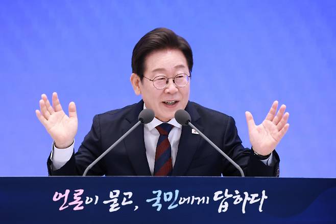 이재명 대통령이 3일 청와대 영빈관에서 열린 '대통령의 30일, 언론이 묻고 국민에게 답하다' 기자회견에서 발언하고 있다. 연합뉴스