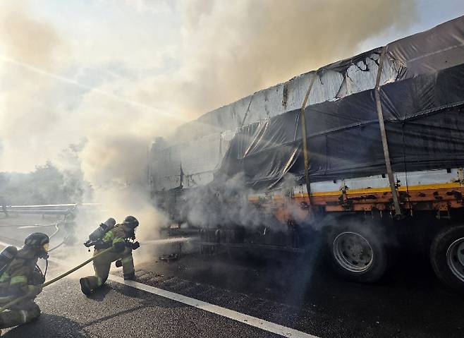 출동한 소방관들이 차량 화재를 진화하고 있다. 경북소방본부 제공