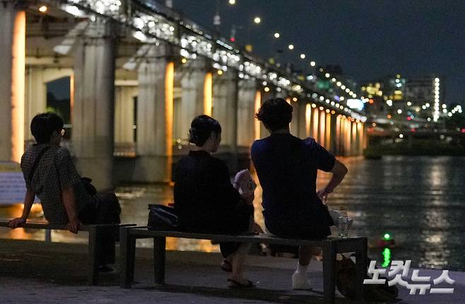 시민들이 강가에서 더위를 식히고 있다. 박종민 기자