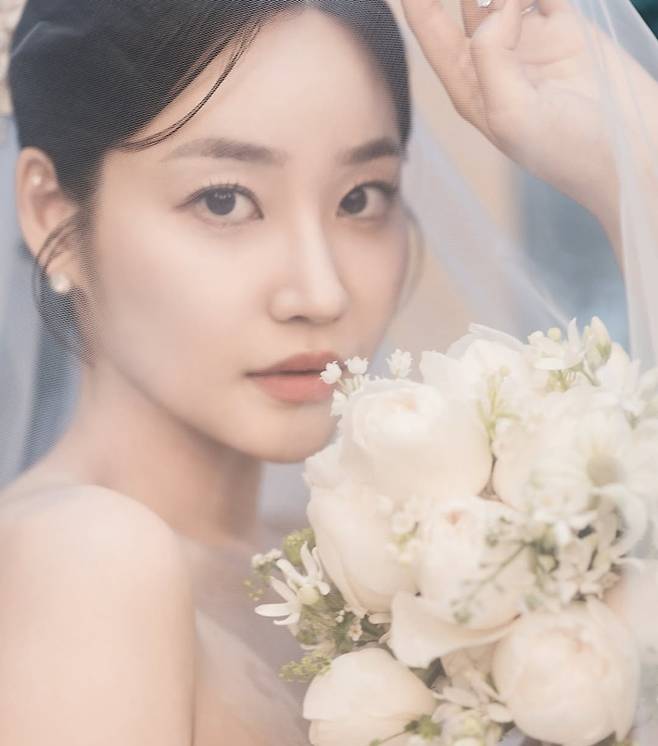 지난해 2월 결혼한 AOA 유나가 임신 소식을 3일 알렸다. 유나 인스타그램