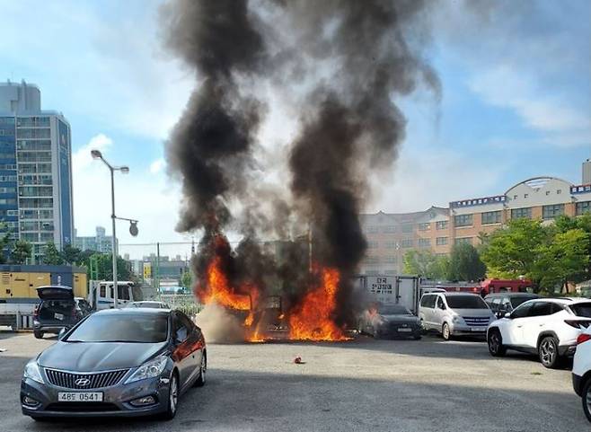 지난 3일 오후 4시 32분쯤 전북 전주시 우아동의 한 공영주차장에 주차되어 있던 트럭에서 난 불로 트럭 등 4대의 차량이 피해를 입어 약 4900만 원의 재산 피해가 발생했다. 전북소방본부 제공