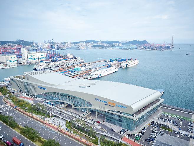 부산항국제여객터미널에 접안한 크루즈선. 부산항만공사 제공