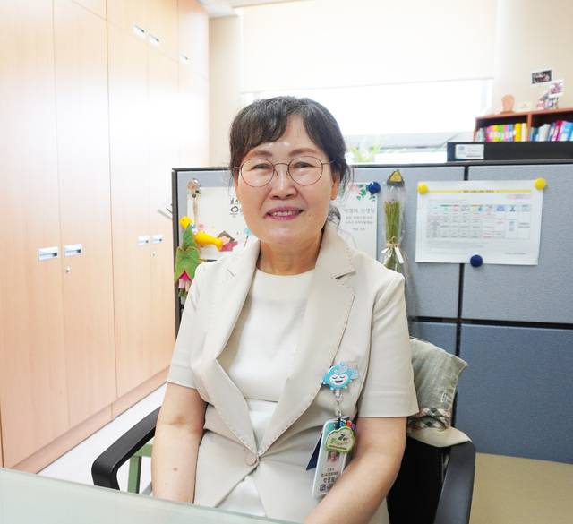 박명희 서울성모병원 호스피스완화의료센터 팀장은 환자의 아픔에 귀 기울이고 고통을 덜어주는 일을 사명으로 여기며 35년 넘게 호스피스 병동을 지키고 있다.