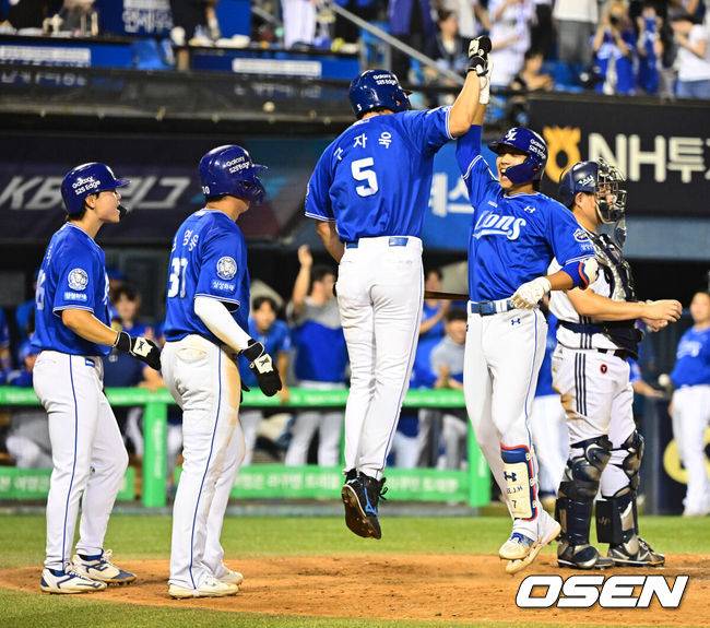 [OSEN=잠실, 지형준 기자] 3일 오후 서울 잠실구장에서 ‘2025 신한 SOL Bank KBO리그’ 두산 베어스와 삼성 라이온즈의 경기가 열렸다.두산은 곽빈, 삼성은 최원태가 선발로 나섰다.9회초 무사 만루에서 삼성 이재현이 역전 그랜드슬램을 날리며 동료선수들과 기뻐하고 있다. 2025.07.03 /jpnews@osen.co.kr