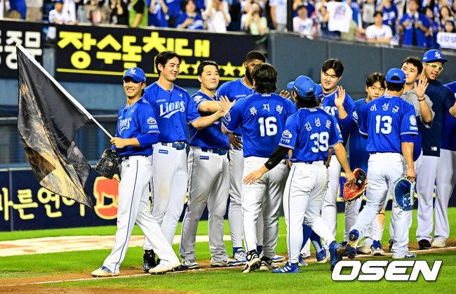 [OSEN=잠실, 지형준 기자] 삼성이 마무리 김택연이 인후통에 걸려 휴식한&nbsp;두산을 상대로 9회 짜릿한 역전 드라마를 썼다.&nbsp;프로야구 삼성 라이온즈는 3일 서울 잠실구장에서 열린 2025 신한 SOL뱅크 KBO리그 두산 베어스와의 시즌 12차전에서 6-4&nbsp;대역전승을 거뒀다.삼성은 전날 패배를 설욕하며 주중 3연전을 위닝시리즈로 장식했다. 시즌 41승 1무 40패. 반면 연승에 실패한 두산은 32승 3무 47패가 됐다.&nbsp;경기를 마치고 삼성 선수들이 승리를 기뻐하고 있다. 2025.07.03 /