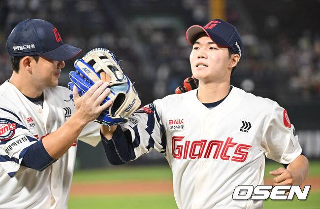 [OSEN=부산, 이석우 기자] 3일 부산 사직야구장에서 2025 신한 SOL 뱅크 KBO 리그 롯데 자이언츠와 LG 트윈스의 경기가 열렸다. 홈팀 롯데는 이민석이, 방문팀 LG는 손주영이 선발 출전했다.롯데 자이언츠 한승현이 7회초 2사 1루 LG 트윈스 박해민의 잘 맞은 타구를 어렵게 잡아 내고 김민성과 하이파이브를 하고 있다. 2025.07.03 / foto0307@osen.co.kr