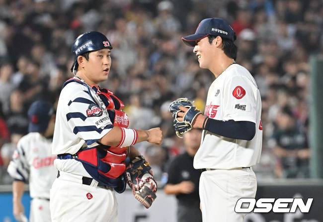 [OSEN=부산, 이석우 기자] 3일 부산 사직야구장에서 2025 신한 SOL 뱅크 KBO 리그 롯데 자이언츠와 LG 트윈스의 경기가 열렸다. 홈팀 롯데는 이민석이, 방문팀 LG는 손주영이 선발 출전했다.롯데 자이언츠 이민석이 7회초 교체되고 있다. 2025.07.03 / foto0307@osen.co.kr