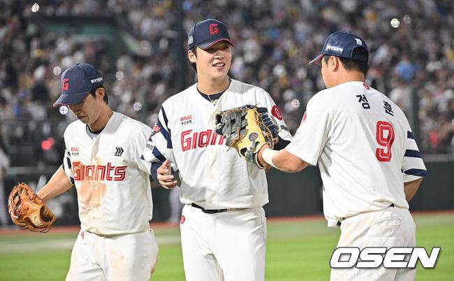 [OSEN=부산, 이석우 기자] 3일 부산 사직야구장에서 2025 신한 SOL 뱅크 KBO 리그 롯데 자이언츠와 LG 트윈스의 경기가 열렸다. 홈팀 롯데는 이민석이, 방문팀 LG는 손주영이 선발 출전했다.롯데 자이언츠 선발 투수 이민석이 6회초 2사 1루 LG 트윈스 박동원을 3루 땅볼로 잡고 정훈과 기쁨을 나누고 있다. 2025.07.03 / foto0307@osen.co.kr