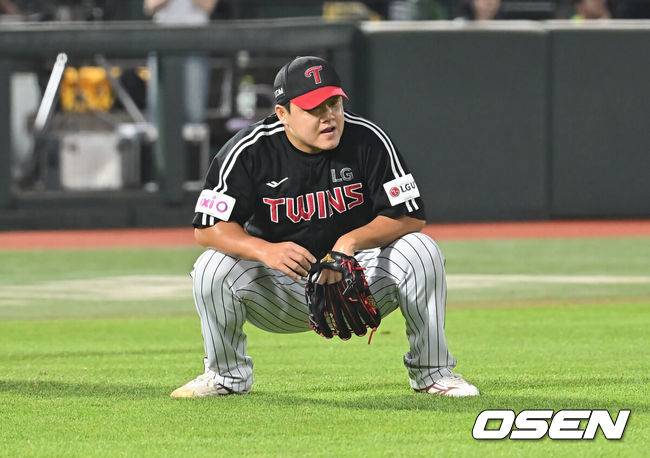 [OSEN=부산, 이석우 기자] 3일 부산 사직야구장에서 2025 신한 SOL 뱅크 KBO 리그 롯데 자이언츠와 LG 트윈스의 경기가 열렸다. 홈팀 롯데는 이민석이, 방문팀 LG는 손주영이 선발 출전했다.LG 트윈스 장현식이 8회말 1사 1,2루 롯데 자이언츠 김민성에게 보내기 번트를 허용하고 아쉬워하고 있다. 2025.07.03 / foto0307@osen.co.kr