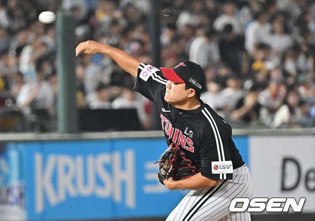 [OSEN=부산, 이석우 기자] 3일 부산 사직야구장에서 2025 신한 SOL 뱅크 KBO 리그 롯데 자이언츠와 LG 트윈스의 경기가 열렸다. 홈팀 롯데는 이민석이, 방문팀 LG는 손주영이 선발 출전했다.LG 트윈스 장현식이 역투하고 있다. 2025.07.03 / foto0307@osen.co.kr