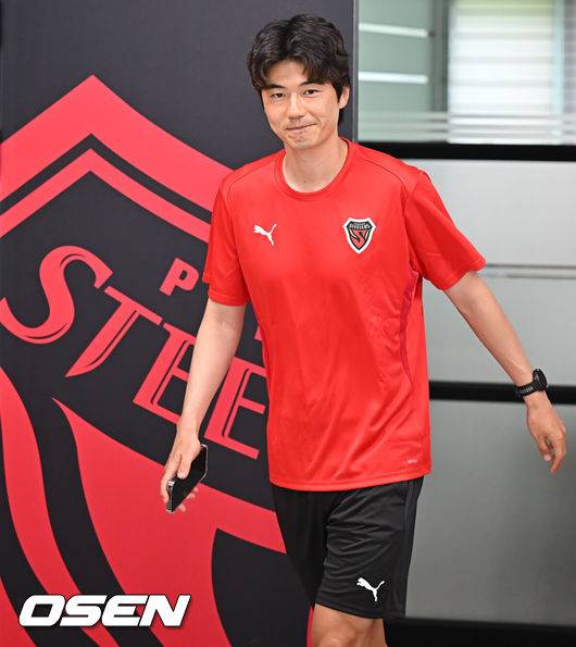 [OSEN=포항, 이석우 기자] 4일 포항 스틸러스 송라클럽하우스에서 기성용 입단 미디어데이가 열렸다.  FC서울을 떠나 포항스틸러스로 이적한 기성용은 2006년 프로 데뷔 이후 처음으로 국내 구단 이적을 결정했다.기성용이 기자회견장에 들어서고 있다. 2025.07.04 / foto0307@osen.co.kr