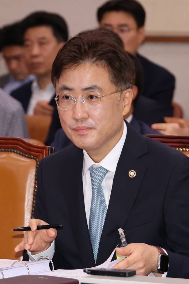 ▲이진수 신임 법무부 차관이 지난 2일 국회 법제사법위원회 법안심사제1소위원회에서 더불어민주당 소속 김용민 소위원장의 발언을 듣고 있다. ⓒ연합뉴스