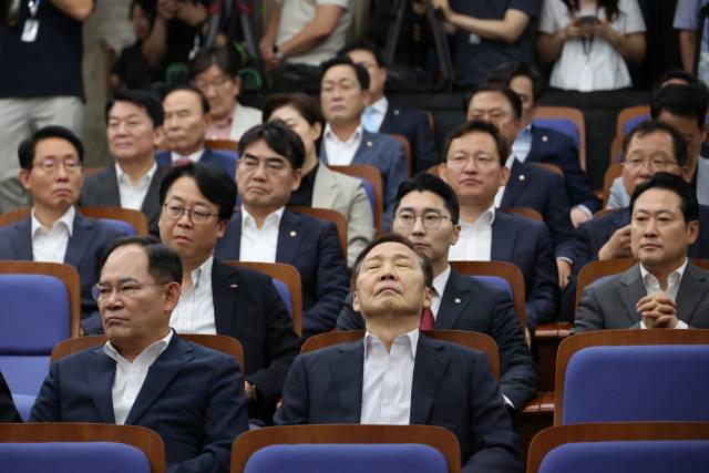 ▲4일 서울 여의도 국회에서 열린 국민의힘 의원총회에서 의원들이 송언석 비상대책위원장 겸 원내대표의 발언을 듣고 있다. ⓒ연합뉴스