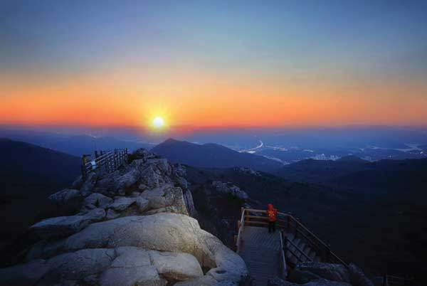 신년 첫해가 떠오른 금정산 고당봉. 금정산 고당봉은 한반도 내륙에서 가장 빨리 일출을 맞을 수 있는 장소다.