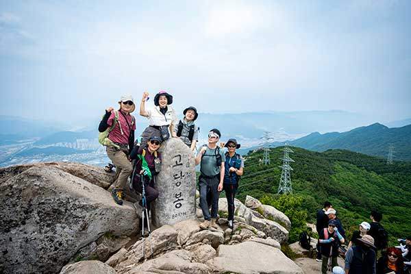 고당봉 정상에 선 독자들. 왼쪽부터 조창래, 김정숙, 배성희, 박정민, 문보상, 양학술씨.