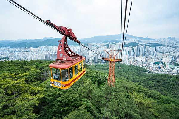 금강공원케이블카. 내려가면서 부산 시내 쪽 조망이 의외로 꽤 좋았다. 산에선 나무나 바위에 가려져서 보이지 않던 곳까지 구석구석 다 보인다.