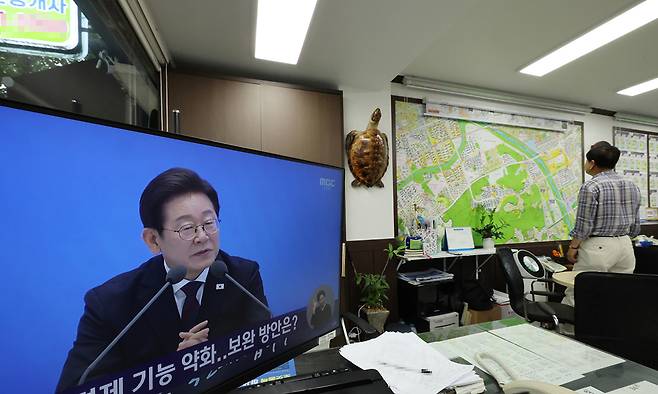 3일 서울 강남구 한 부동산중개업소에서 이재명 대통령의 첫 기자회견 방송이 나오고 있다. 연합뉴스