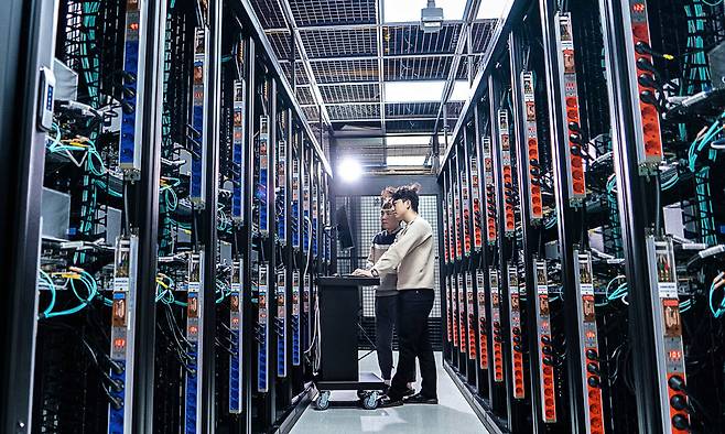이통사들이 한국어에 특화된 언어모델 개발에 힘을 싣고 있다. 사진은 에이닷 엑스 학습에 쓰인 SKT 자체 슈퍼컴퓨터 ‘타이탄’. SKT 제공