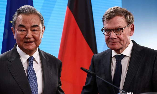 3일(현지시간) 독일 베를린을 방문한 왕이 중국 외교부장(왼쪽)이&nbsp;요한 바데풀 독일 외교부 장관과 공동 기자회견을 하고 있다. 로이터연합뉴스