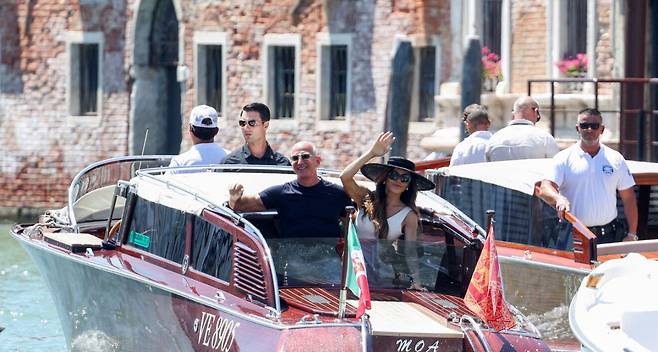 아마존 창립자 제프 베이조스와 그의 아내 로렌 산체스 베이조스가 6월29일 이탈리아 베니스에 있는 아만 베니스 호텔을 떠나고 있다. 베니스=로이터연합뉴스