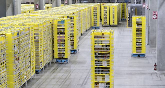 6월30일 일본 지바현에 위치한 아마존의 첨단 치바 미나토 풀필먼트 센터에서 로봇이 제품을 나르고 있다. 아마존 제공