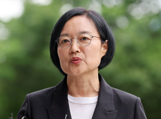 한성숙 중소벤처기업부 장관 후보자가 지난달 24일 오후 서울 영등포구 중소기업기술정보진흥원 수도권평가실 내 인사청문회 준비 사무실로 출근하며 취재진 질문에 답하고 있다. 뉴스1