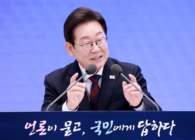 이재명 대통령이 3일 서울 종로구 청와대 영빈관에서 취임 30일&nbsp;기자회견을 하고 있다. 연합뉴스
