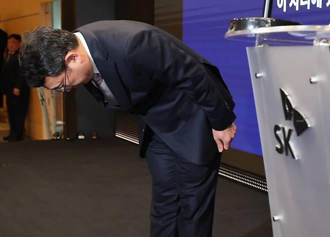 유영상 SK텔레콤 대표가 4일 서울 중구 SK텔레콤 본사에서 사이버 침해사고에 대해 고개 숙여 사과하고 있다. 뉴시스