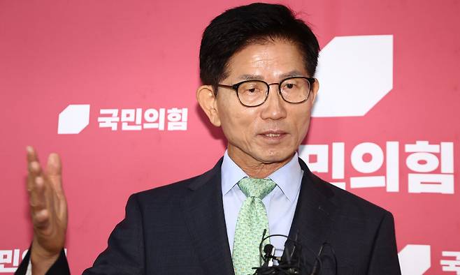 김문수 전 국민의힘 대선후보가 4일 오전 서울 여의도 국회에서 송언석 비상대책위원장 겸 원내대표를 면담하고 취재진의 질문에 답변하고 있다. 뉴시스