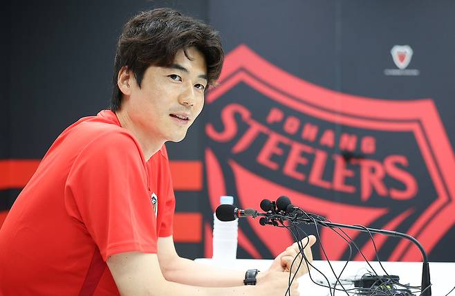 포항 스틸러스에 입단한 기성용이 4일 경북 포항시 포항스틸러스 송라클럽하우스에서 열린 미디어데이 행사에서 입단 소감을 밝히고 있다. 연합뉴스