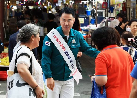 오언석 도봉구청장이 현장 소통 행보를 하는 자리에서 구민들과 인사하고 있다. 도봉구 제공