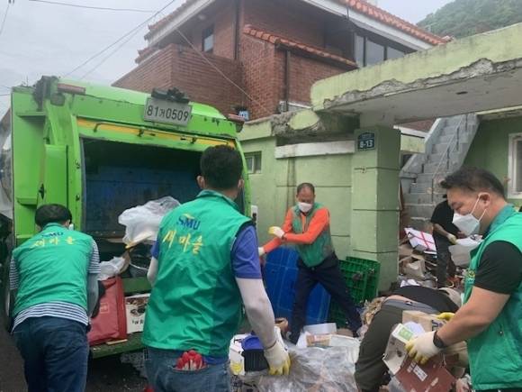 저장 강박 가구 청소. 수성구청 제공