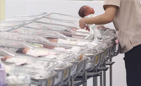 간호사가 신생아들을 돌보는 모습. 뉴스1