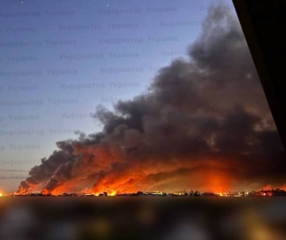 3일(현지시간) 밤부터 4일 새벽까지 러시아가 우크라이나에 사상 최대 규모의 드론을 발사해 여러 건물과 주거 지역이 피해를 보았다. 사진은 공습으로 불타는 키이우의 모습. 오신트 엑스 계정 캡처