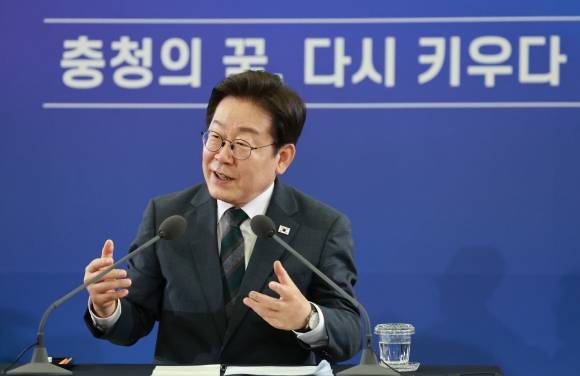 이재명 대통령, 대전·충청 타운홀 미팅 발언 - 이재명 대통령이 4일 대전컨벤션센터에서 타운홀 미팅 형식으로 열린 ‘국민소통 행보 2탄, 충청의 마음을 듣다’에서 발언하고 있다. 대전 연합뉴스