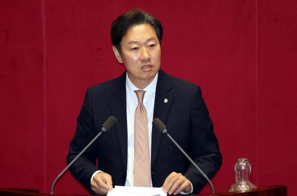 추경안 반대 토론하는 박수민 의원 - 박수민 국민의힘 의원이 4일 오후 서울 여의도 국회에서 열린 제426회 국회(임시회) 제5차 본회의에서 2회 추가경정예산안에 대한 반대토론을 하고 있다. 뉴시스